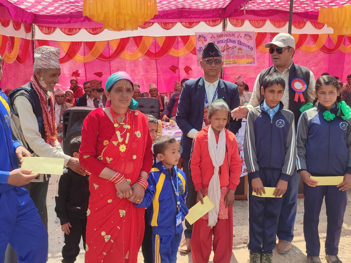 पाटन–८ का वडा अध्यक्ष बिष्ट : जसले असहाय विद्यार्थीलाई पारिश्रमिकबाट सहयोग गरे 